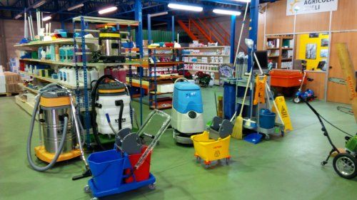 En Agrícola Cueli apostamos por ofrecer un servicio integral a nuestros clientes; por eso, además de maquinaria y herramientas de jardinería comercializamos todo tipo de productos de limpieza. En nuestra tienda ponemos a tu alcance químicos, útiles y maquinaria para la limpieza pensados para la obtención de resultados profesionales. Disponemos de productos de limpieza para cualquier sector: doméstico, alimentación, hostelería, industria...
Contamos con una amplia experiencia en el conocimiento de las necesidades de material que existen en las empresas de limpieza, por lo que disponemos de lo último en productos de limpieza. Para tu comodidad, nos encargamos del servicio de entrega de las mercancías en tus instalaciones, con transporte propio. No lo dudes, contacta con nosotros y disfruta de productos de limpieza profesionales a precios reducidos.
 


Útiles de limpieza


Maquinaria de limpieza


Químicos de limpieza